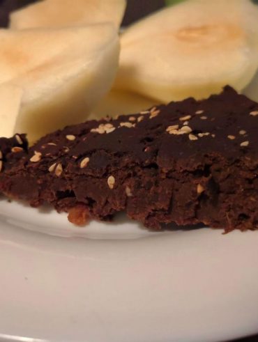 Brownie de moniato i garrofa