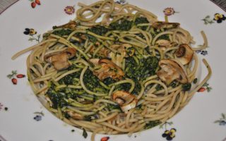 Espaguetis amb pesto d’espinacs i xampinyons