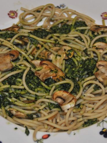 Espaguetis amb pesto d’espinacs i xampinyons