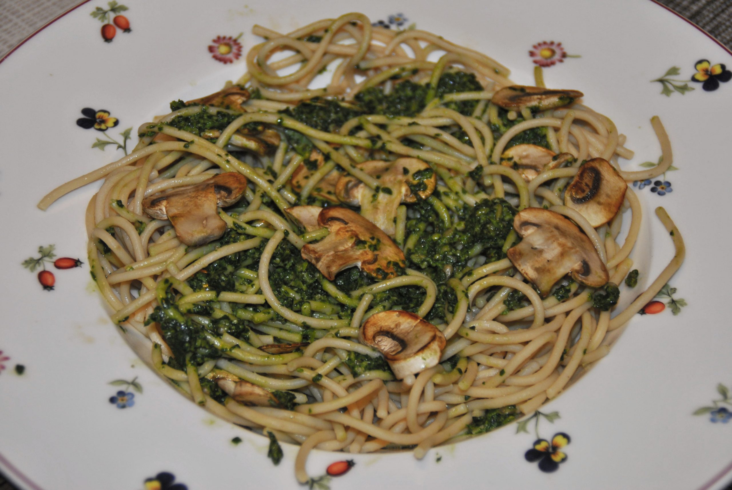 Espaguetis amb pesto d'espinacs i xampinyons – Espècies Gastroprotegides