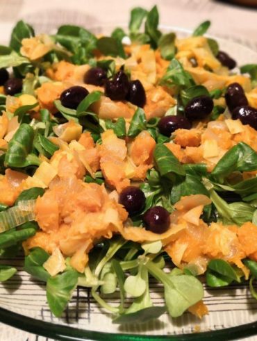 Amanida temperada de carbassa, porro i ceba