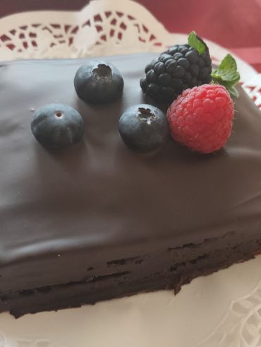 Pastís de xocolata i fruits vermells