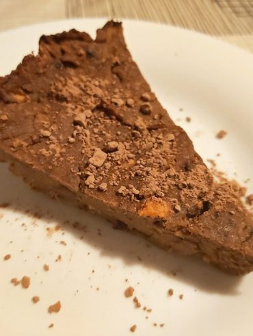 El moniato és un dels millors fruits de tardor. L’utilitzo per a tot, siguin receptes dolces o salades, sol o amb altres ingredients que li potencien el sabor. Aquest cop he optat per posar-lo com a base per a un brownie de moniato, garrofa i taronja sense gluten ni lactosa i totalment vegà. El truc? Que porta pell de taronja aprofitada de quan n’hem menjat! La qüestió és guardat la pell quan peles la fruita. Després, amb un ganivet, treu-li el màxim que pugui la part blanca (amarga) i guarda a la nevera la pell restant. Ho podràs utilitzar en qualsevol recepta. *** Debajo tienes la receta en español Ingredients 600 g de moniato cru 4 dàtils 80 g de farina de garrofa 150 ml de llet vegetal 2 cullerades de postre de tahin La pell d’1 taronja Elaboració del brownie de moniato, garrofa i taronja 1. Pela els moniatos, talla’ls a daus i cuina’ls. Els pots bullir, fer al vapor o posar al microones. 2. Posa la llet vegetal en un got que et vagi bé per triturar. Afegeix-hi els dàtils tallats a quatre trossos i la pell de taronja ratllada o tallada a trossos petits i tritura-ho tot. 3. Posa el moniato en un bol i aixafa’l amb una forquilla. Aboca-hi la llet vegetal que acabes de preparar, la farina de garrofa i el tahin. Barreja-ho tot amb una cullera. 4. Preescalfa el forn a 170º. 5. Posa la massa del brownie en un motlle i fica-ho al forn. Deixa-ho coure durant 20-30 minuts. Vés punxant amb un escuradents fins que surti net, sense grumolls. — Brownie de boniato, algarroba i naranja Ingredientes 600 g de boniato crudo 4 dátiles 80 g de harina de algarroba 150 ml de leche vegetal 2 cucharadas de postre de tahin La piel de 1 naranja Elaboración 1. Pela los boniatos, córtalos a dados y cocínalos. Los puedes hervir, hacer al vapor o poner al microondas. 2. Pon la leche vegetal en un vaso que te vaya bien para triturar. Añade los dátiles cortados a trozos y la piel de naranja rallada o cortada a trozos pequeños y tritúralo todo. 3. Pon el boniato en un bol y aplástalo con un tenedor. Echa la leche vegetal que acabas de preparar, la harina de algarroba y el tahin. Mézclalo todo con una cuchara. 4. Precalienta el horno a 170°. 5. Pon la masa del brownie en un molde y mételo en el horno. Déjalo cocer durante 20-30 minutos. Ve pinchando con un palillo hasta que salga limpio y sin grumos.