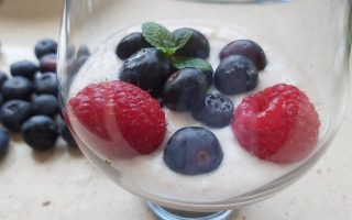 Mousse de iogurt amb fruits vermells