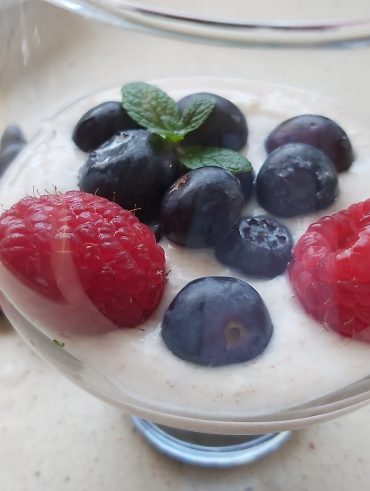 Mousse de iogurt amb fruits vermells